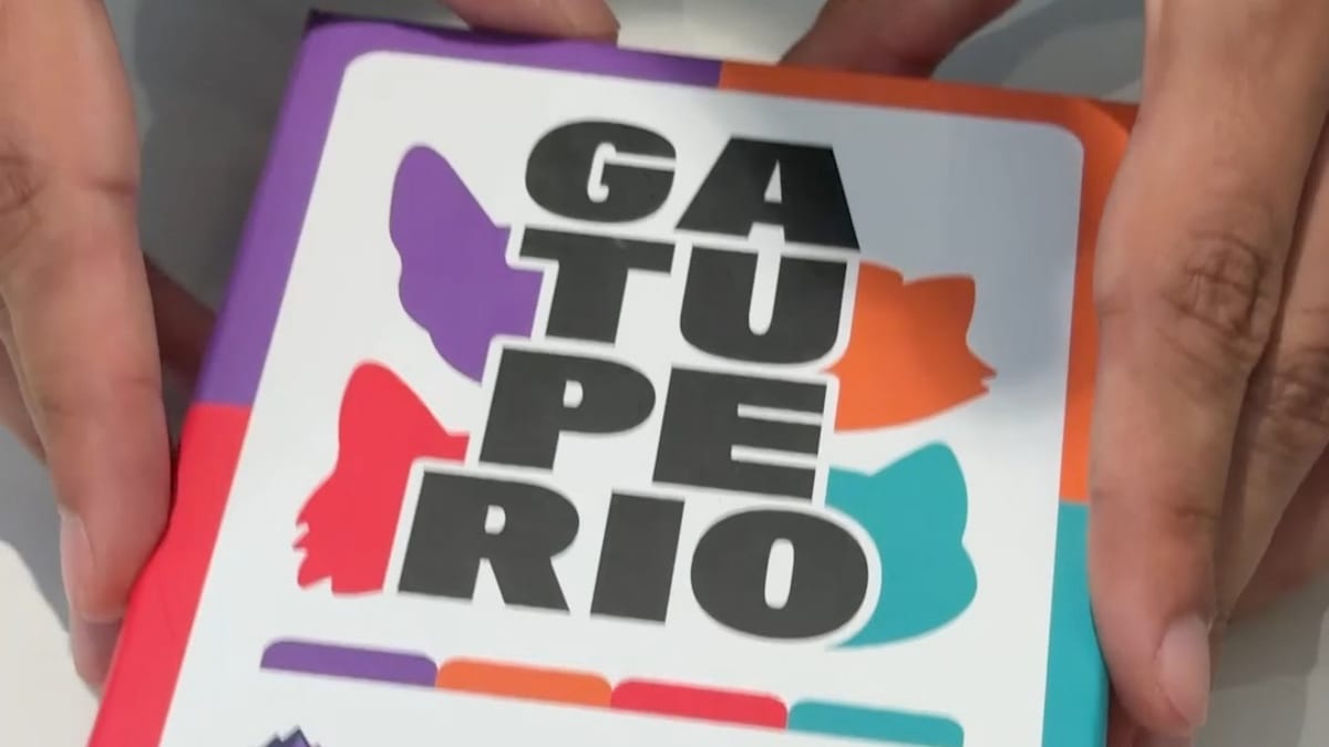 Cartel del juego de mesa Gatuperio indicando capacidad para 2-7 jugadores, edad recomendada +10 años y accesibilidad inclusiva
