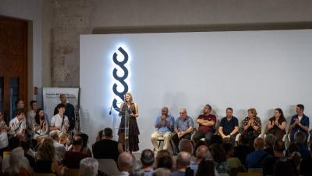Acto de presentación de la iniciativa del Cant Valencià d'Estil con Carmen Ortí y asistentes en València