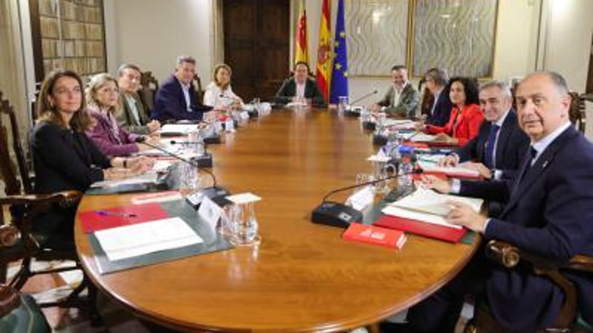Sesión extraordinaria del Pleno del Consell de la Generalitat Valenciana presidida por Pérez Llorca