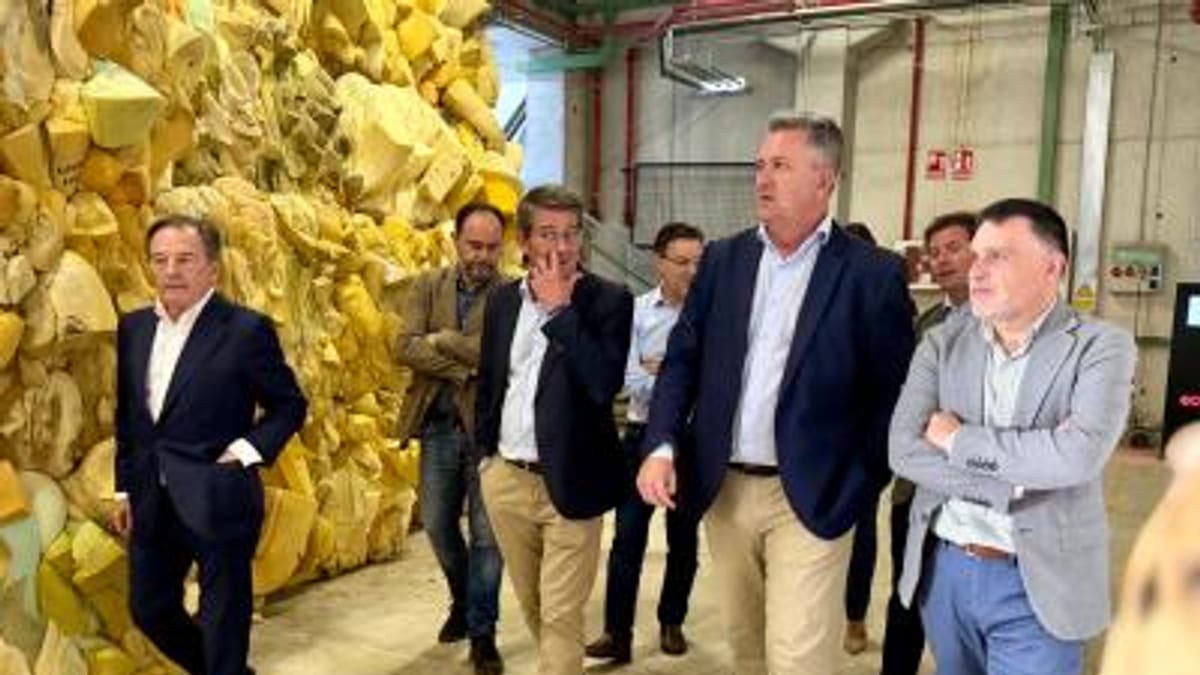 Vicepresidente de la Generalitat visita instalaciones de Ecoaqua en Ontinyent para el reciclaje de colchones afectados por la dana