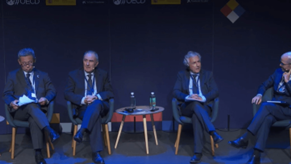 Panel de debate con autoridades de la Generalitat Valenciana en evento sobre recuperación tras la dana