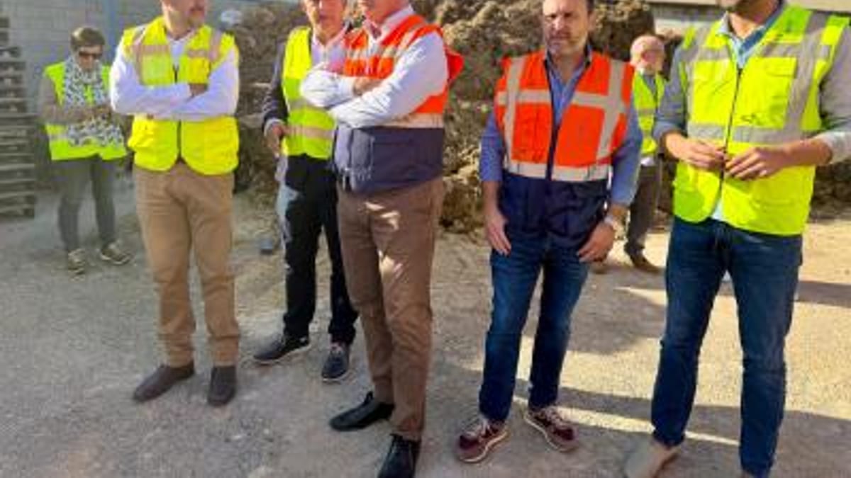 Operación de retirada de residuos coordinada por la Generalitat Valenciana desde el centro de La Font d'en Carrós en la Safor