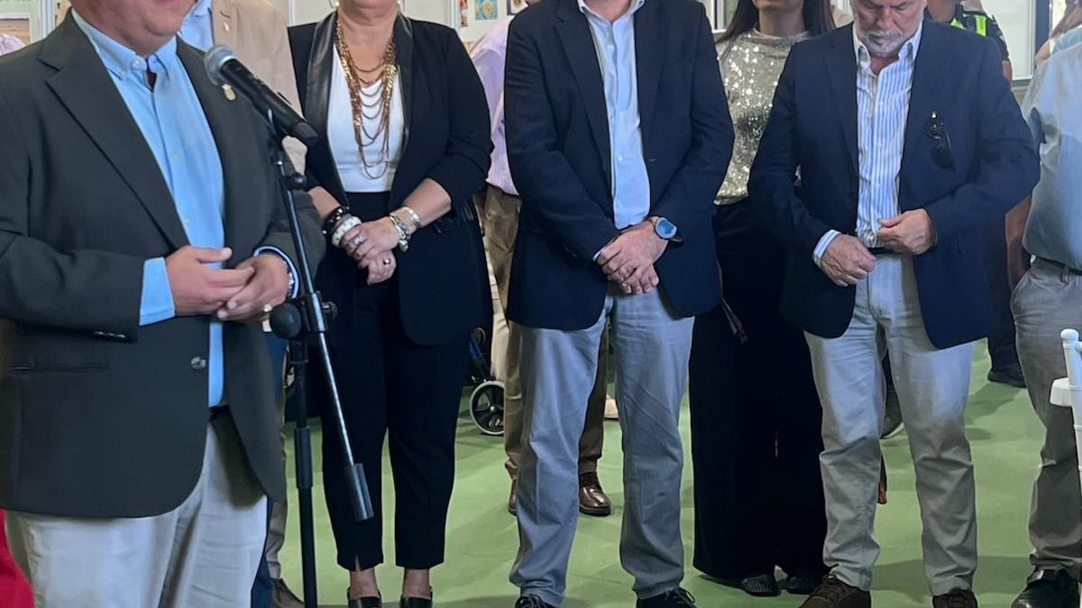 Inauguración del III Salón Cinegético de Gibraleón en la Feria de San Lucas con el diputado de Medio Ambiente, la alcaldesa y el diputado provincial
