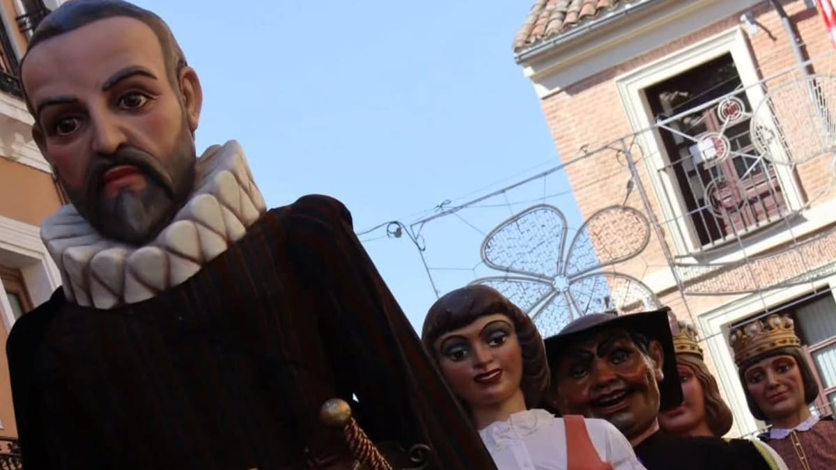 Gigantes y Cabezudos de la Comparsa Cervantina de Alcalá de Henares en la Cabalgata de la Hispanidad
