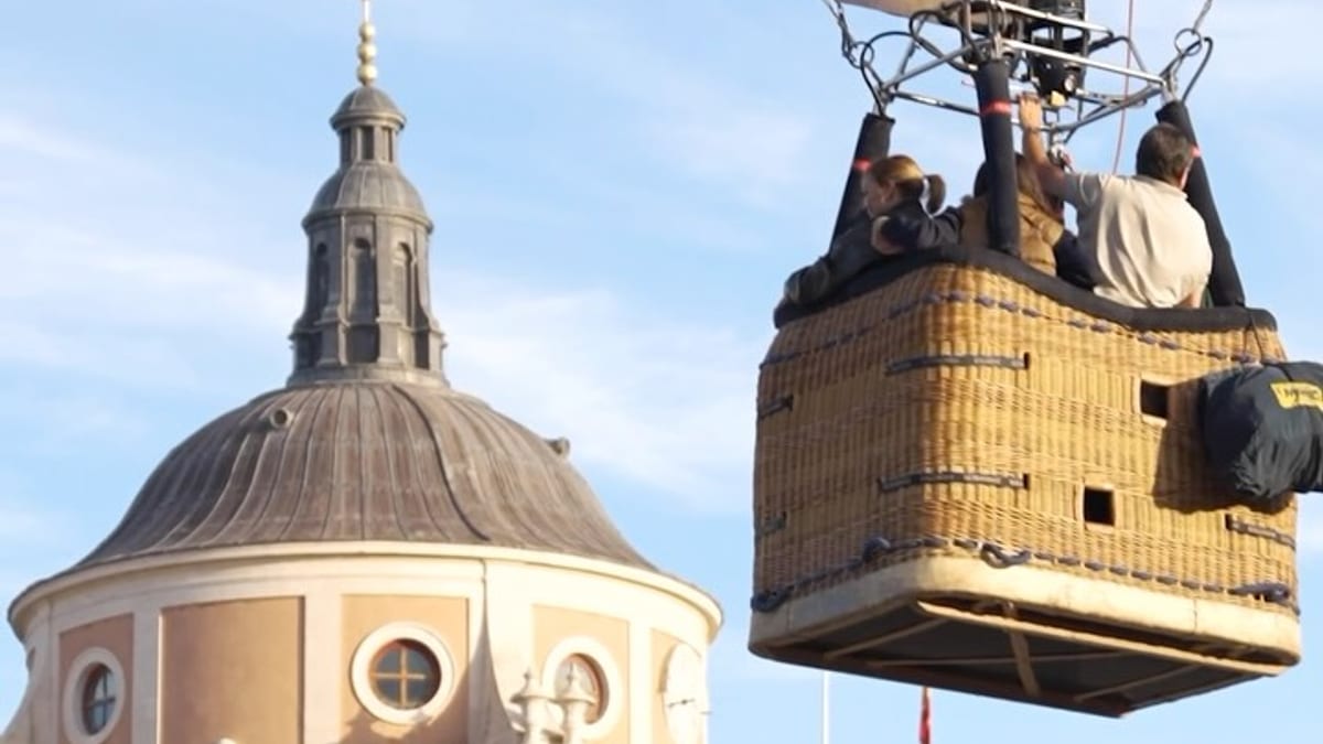Globos aerostáticos gigantes iluminados durante la noche en el espectáculo de Aranjuez