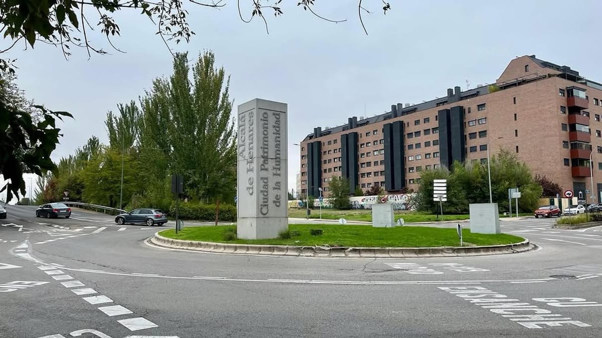 Intervención de alumbrado público en la glorieta de Camarma con nuevos báculos de iluminación