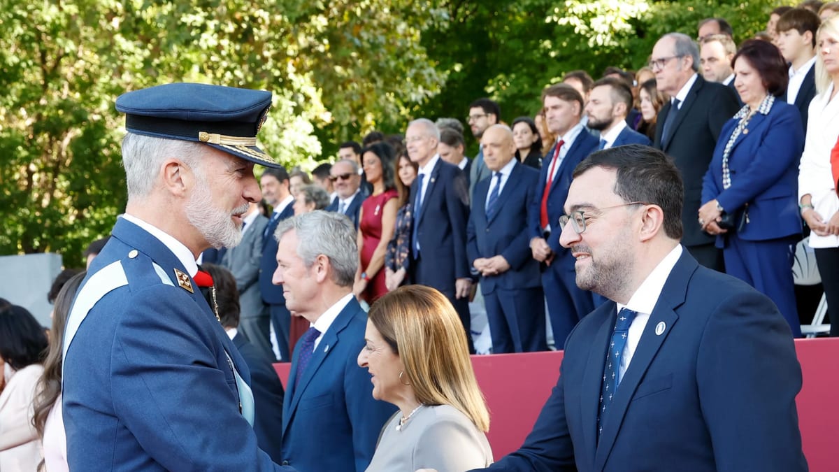 Bandera de España con mensaje del Gobierno de Asturias sobre la celebración del 12 de octubre como Fiesta Nacional