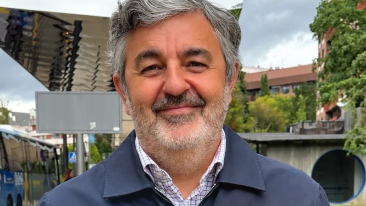 Cartel del Gobierno de Asturias sobre medidas de movilidad con el mensaje 'Viajar por Asturias más fácil'