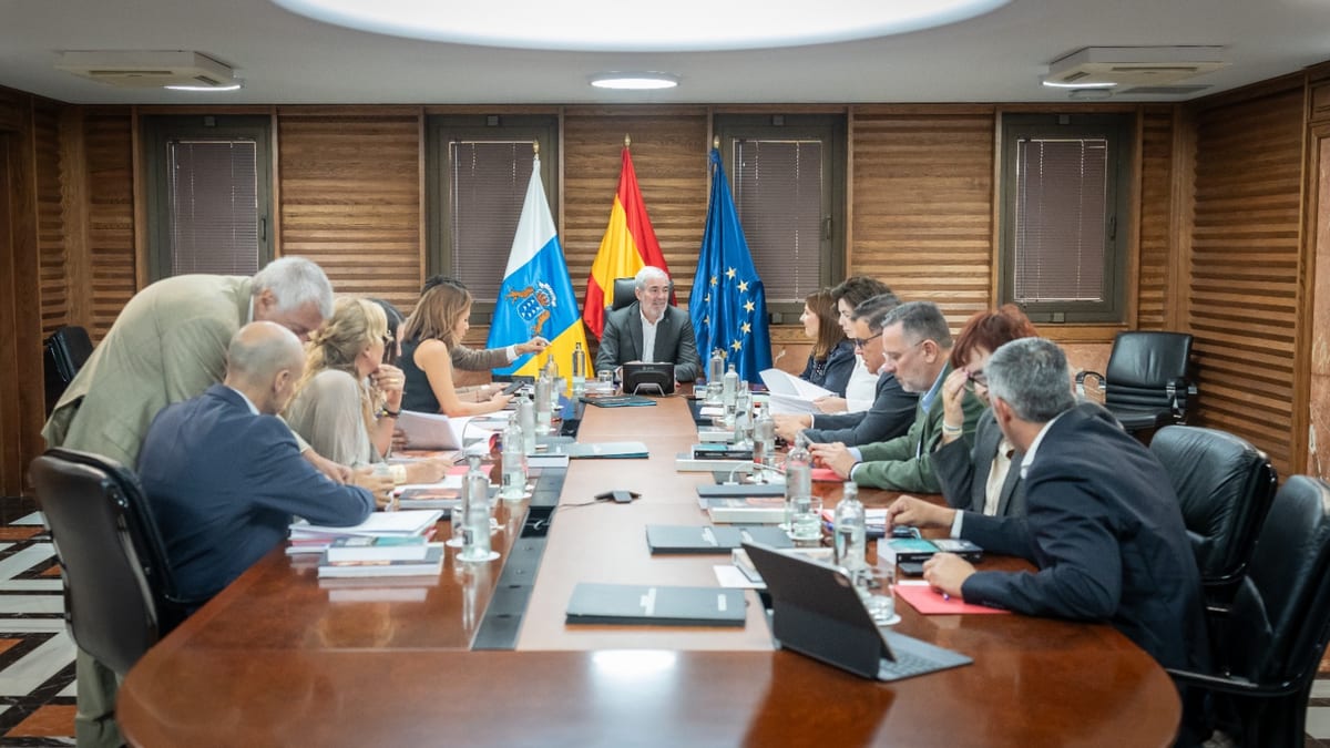 Reunión del Consejo de Gobierno de Canarias con banderas españolas y europeas en sala de conferencias