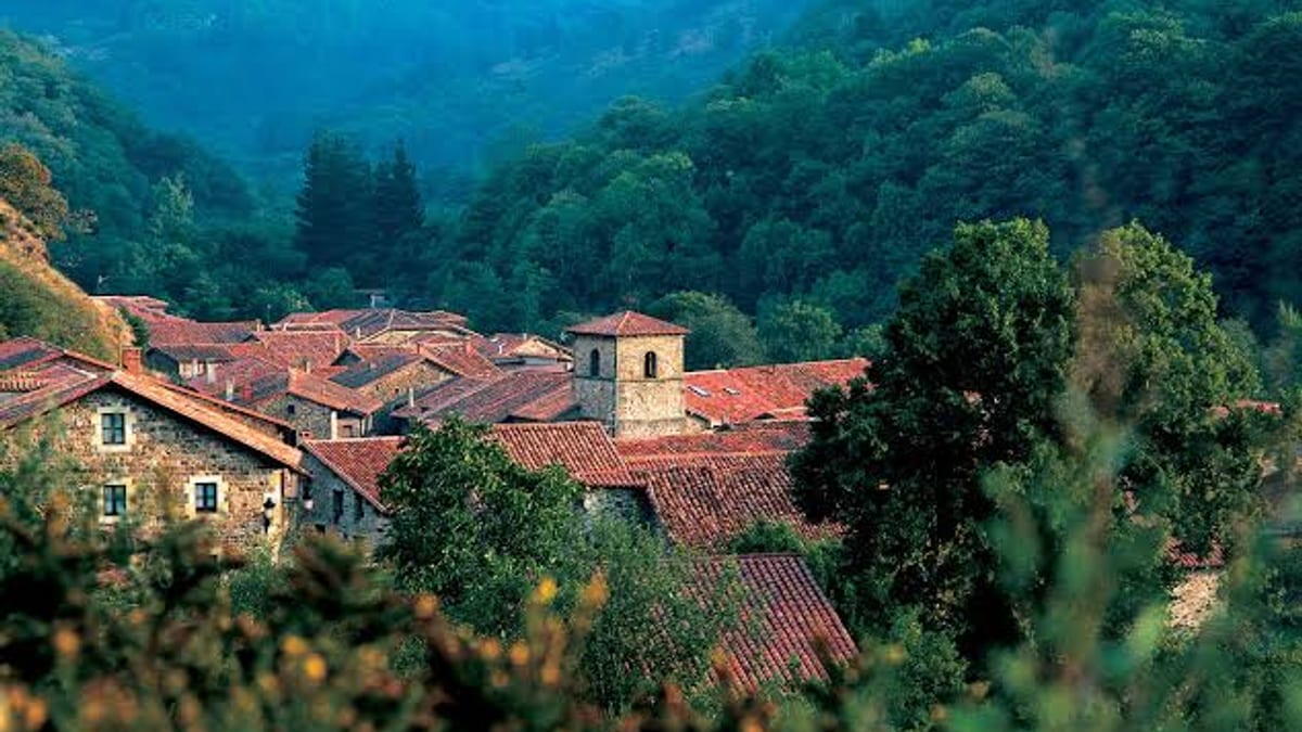 Paisaje rural de un pueblo de Cantabria con montañas de fondo