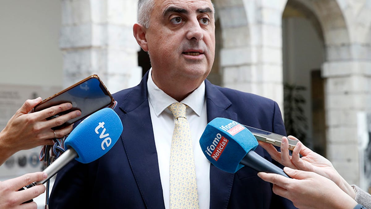 Funcionario del Gobierno de Cantabria siendo entrevistado por medios de comunicación sobre la modernización de vivienda protegida