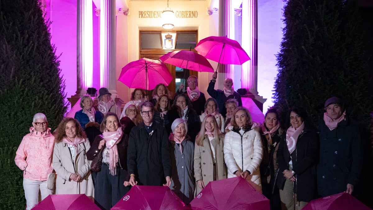 El presidente Gonzalo Capellán y la consejera María Martín participan en el encendido del Palacio de Gobierno iluminado en color rosa por el Día Mundial contra el Cáncer de Mama, junto a miembros de Contra el Cáncer Rioja
