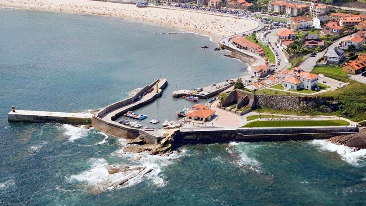 Imagen del puerto de Comillas en Cantabria con la lonja que será restaurada