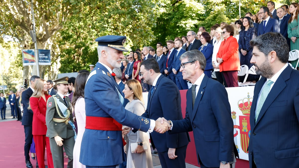 Desfile militar del Día de la Hispanidad con representantes del Gobierno de La Rioja