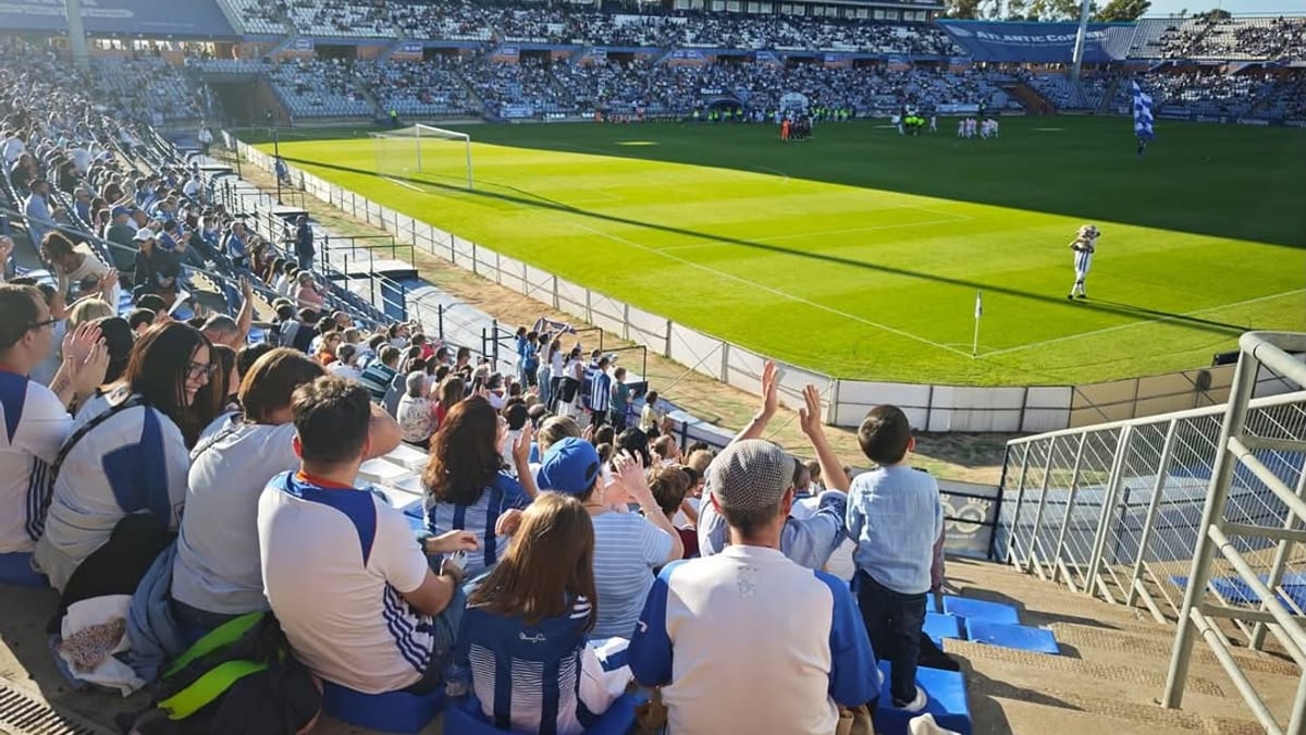 Aficionados de La Grada de la Provincia en el Nuevo Colombino durante el partido del Recreativo de Huelva