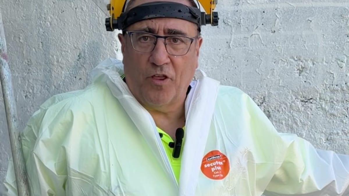 Alfonso, operario de limpieza del Ayuntamiento de Coslada, trabaja en la limpieza de grafitis del túnel de salida hacia el cementerio