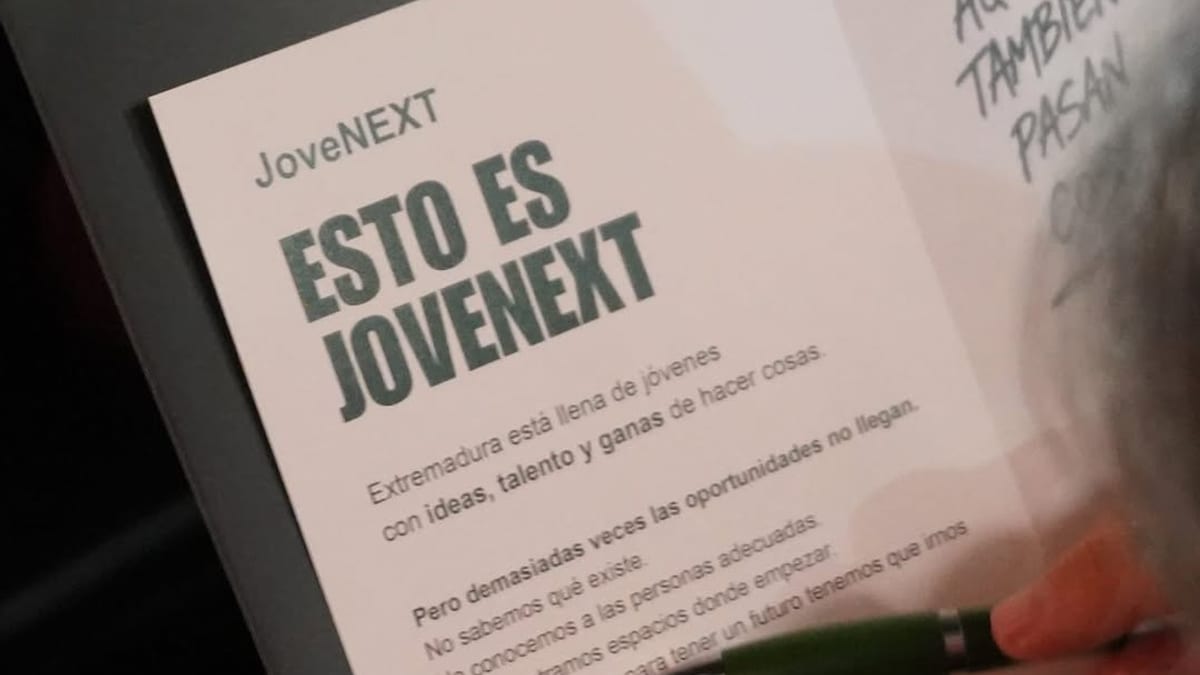 El alcalde de Badajoz Ignacio Gragera dirige un mensaje a los jóvenes participantes en el acto de inauguración de 'Nos quedamos'