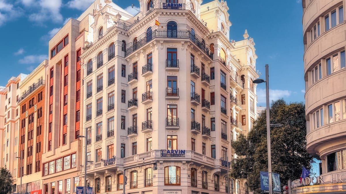 Imagen de Gran Vía, la icónica avenida de Madrid con sus edificios históricos y comercios