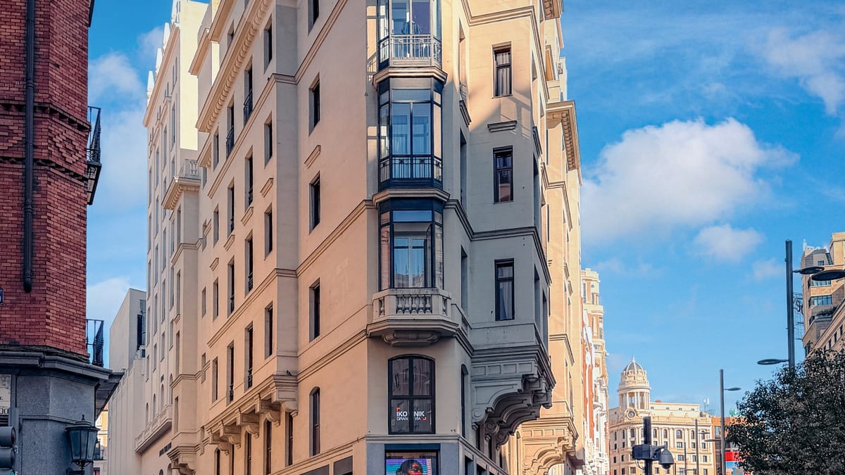 Fotografía de Gran Vía en Madrid con arquitectura icónica y comercios de la avenida principal