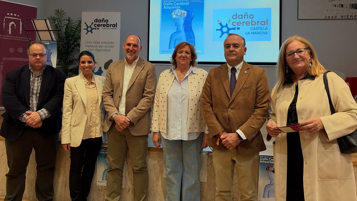 José Hierro en acto de visibilización del daño cerebral adquirido en Talavera de la Reina, con cartel de ADACE Castilla-La Mancha