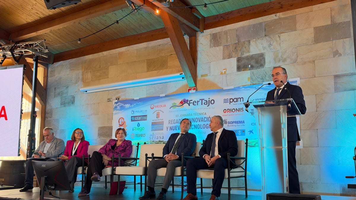 Gregorio durante la III Jornada Técnica sobre Regalo, Innovación y Nuevas Tecnologías en Talavera de la Reina, con logos de empresas participantes como Veolia, FerTajo y PAM