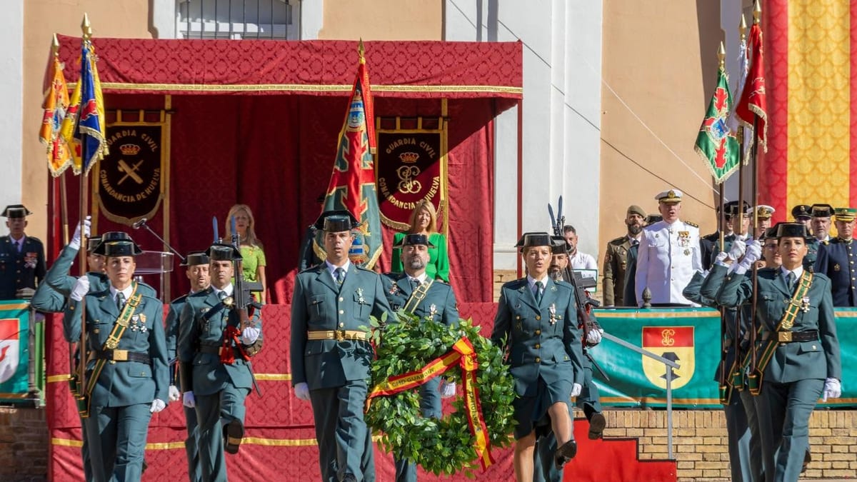 Ceremonia militar de la Guardia Civil en Huelva con uniformados, banderas y decoraciones en honor a su Patrona