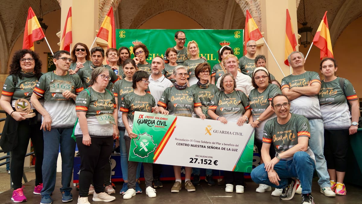 Participantes en el IX Cross Solidario de la Guardia Civil en Badajoz con cartel de recaudación de 27.152 euros