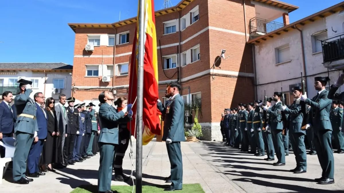 Ceremonia de homenaje a la Guardia Civil con presencia de vecinos, autoridades y agentes en Villaviciosa de Odón