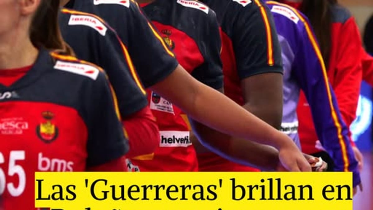 Selección española femenina de balonmano celebra victoria ante Japón en el pabellón Macarena Aguilar de Bolaños de Calatrava