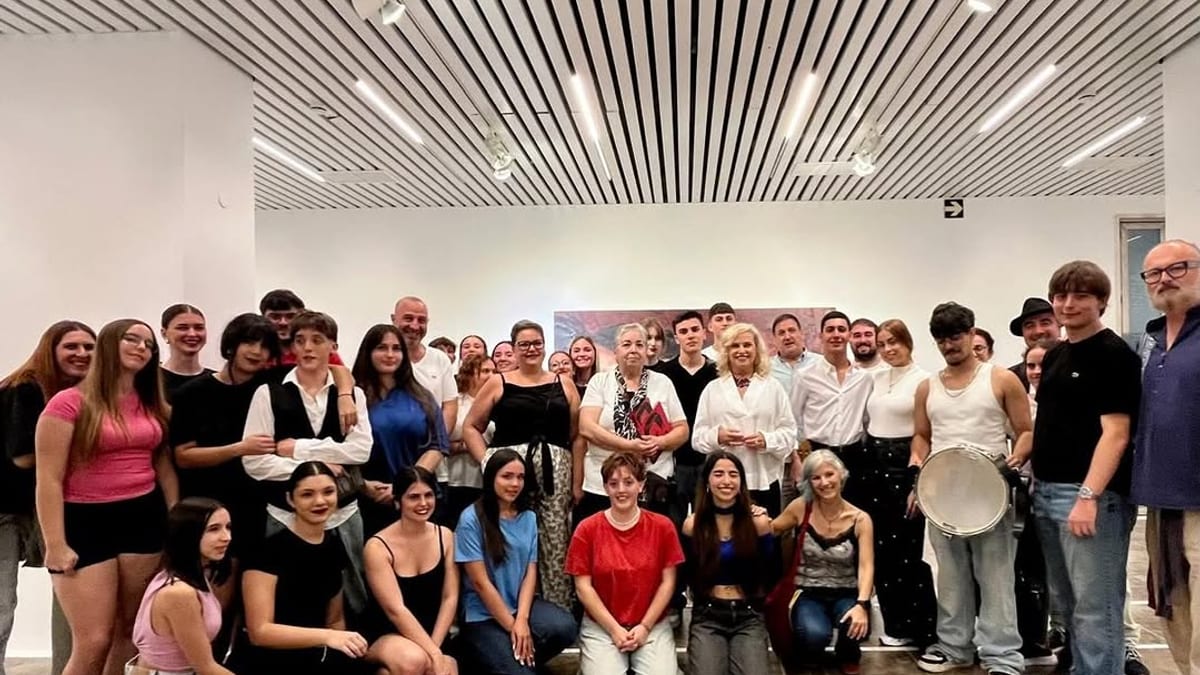 Encuentro en la Sala de la Provincia de la Diputación de Huelva con participantes del ciclo 'Guevara y el Teatro Underground' y la diputada de Cultura