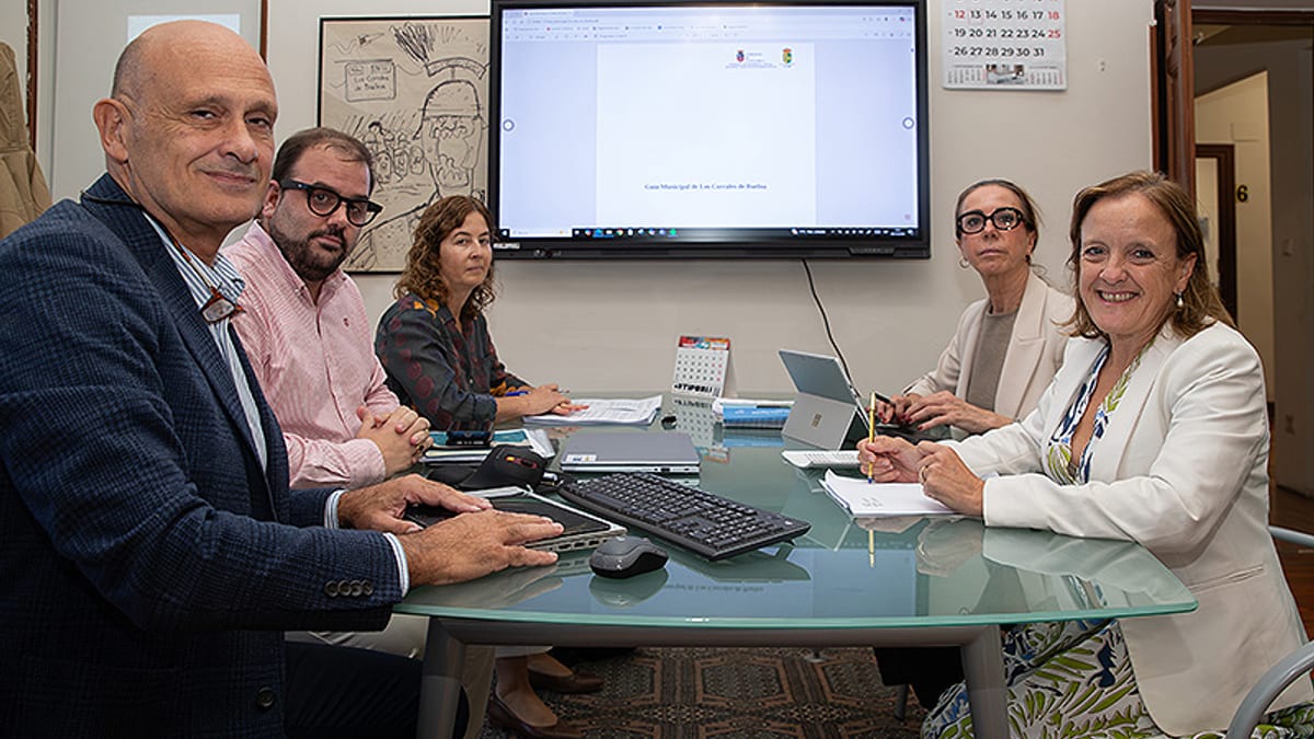 Reunión técnica en Los Corrales de Buelna entre la Consejería de Presidencia y miembros del Ayuntamiento sobre guías de respuesta ante incendios forestales