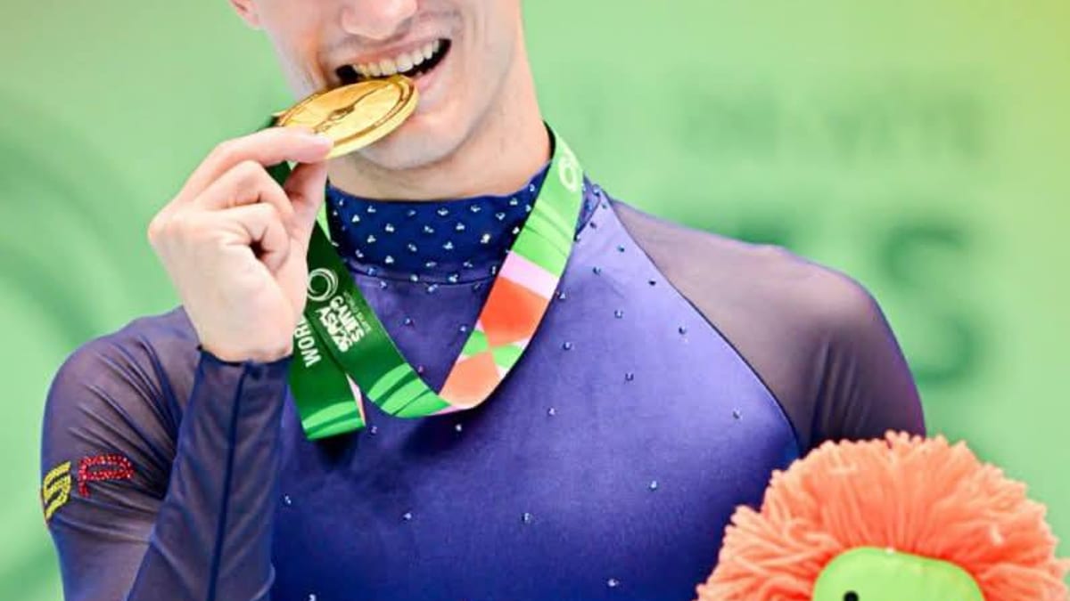 Guillermo Gómez Correas, campeón del mundo senior en patinaje artístico de Ocaña, celebrando su medalla de oro en los World Skate Games ASU26