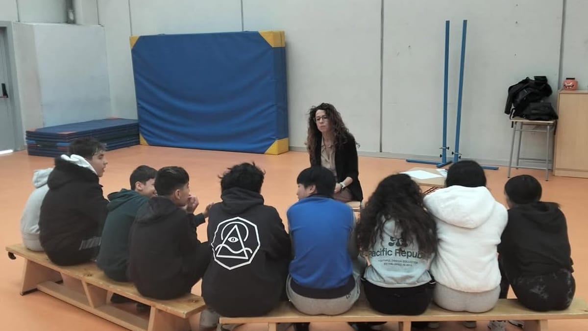 Estudiantes del IES Josefina Aldecoa de Illescas escuchando una charla sobre hábitos saludables en una sala de educación física