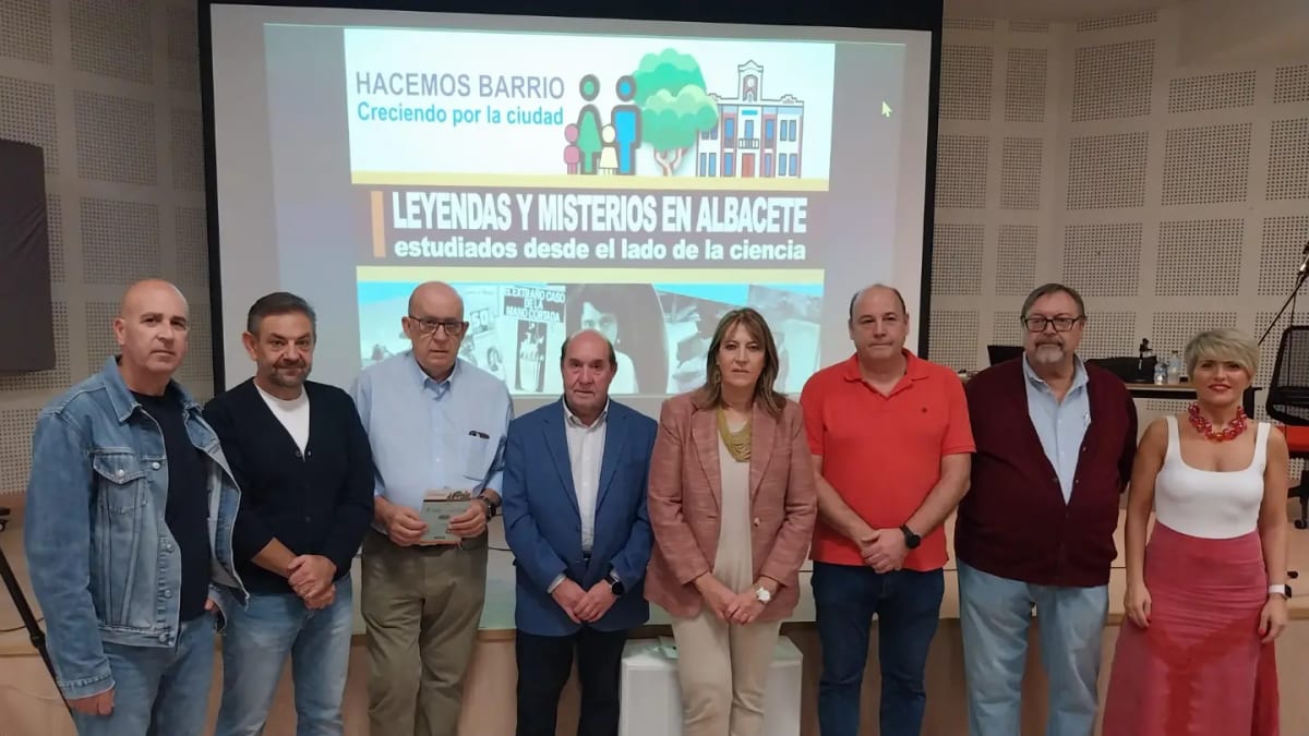 Llanos Navarro asiste a la primera charla de Hacemos Barrio en el Centro Ágora de Albacete sobre leyendas y misterios desde la perspectiva científica