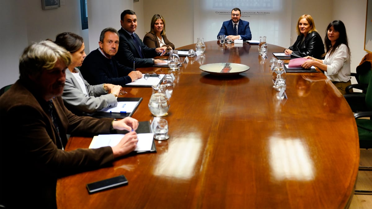 Reunión de negociación presupuestaria del Gobierno de Asturias con representantes políticos