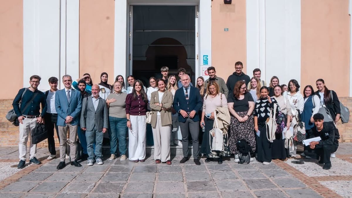 Grupo de participantes del Hackathon de turismo e innovación de la Diputación de Huelva posando frente a edificio en la Facultad de Ciencias Empresariales y Turismo