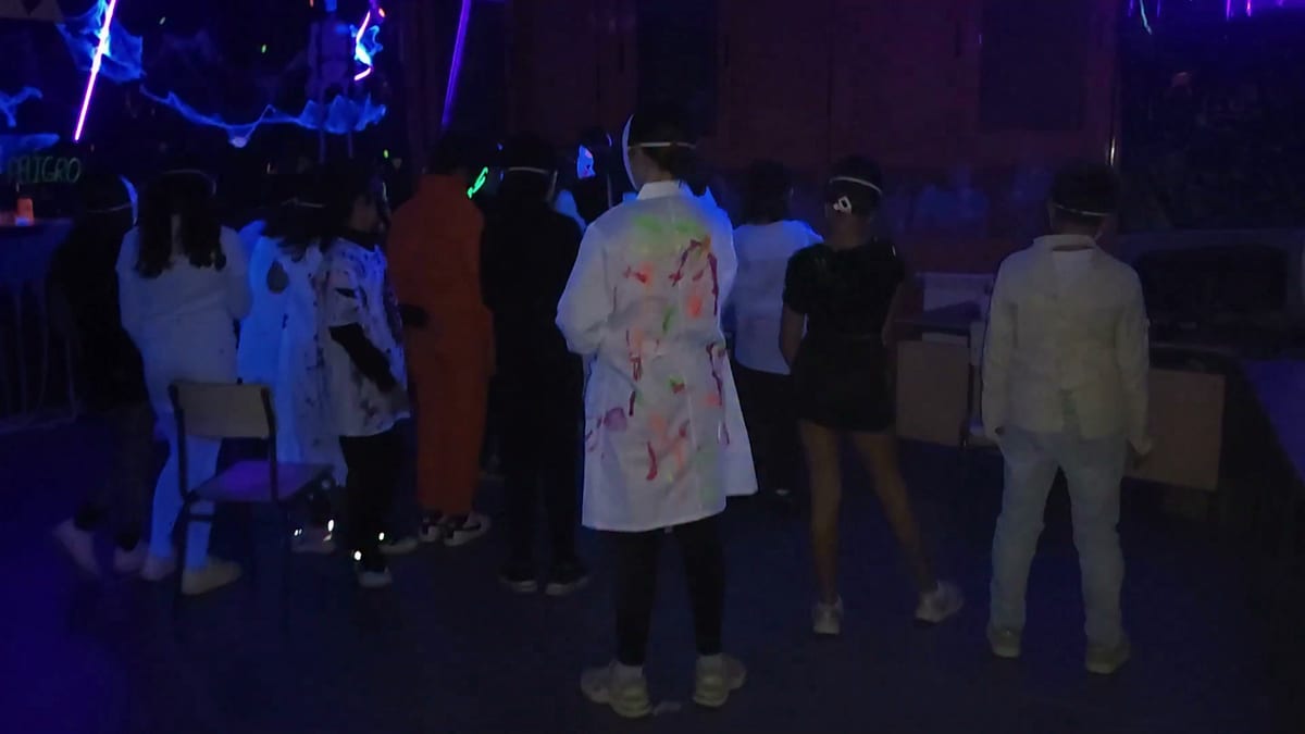 Cartel promocional de Halloween en el Centro Joven de San Sebastián de los Reyes con temática de payasos aterradores