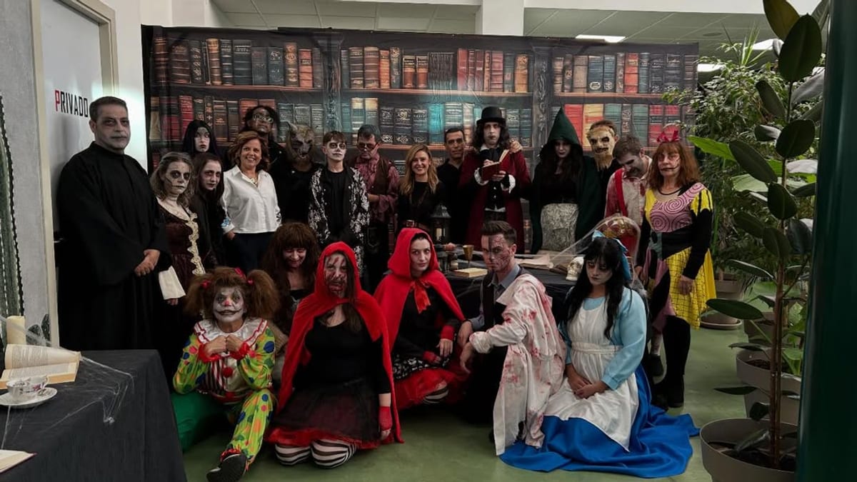Sandra Quevedo y Rosa Vaca en la inauguración del Pasaje del Terror «La biblioteca prohibida» en el Espacio de Creación Joven de Illescas