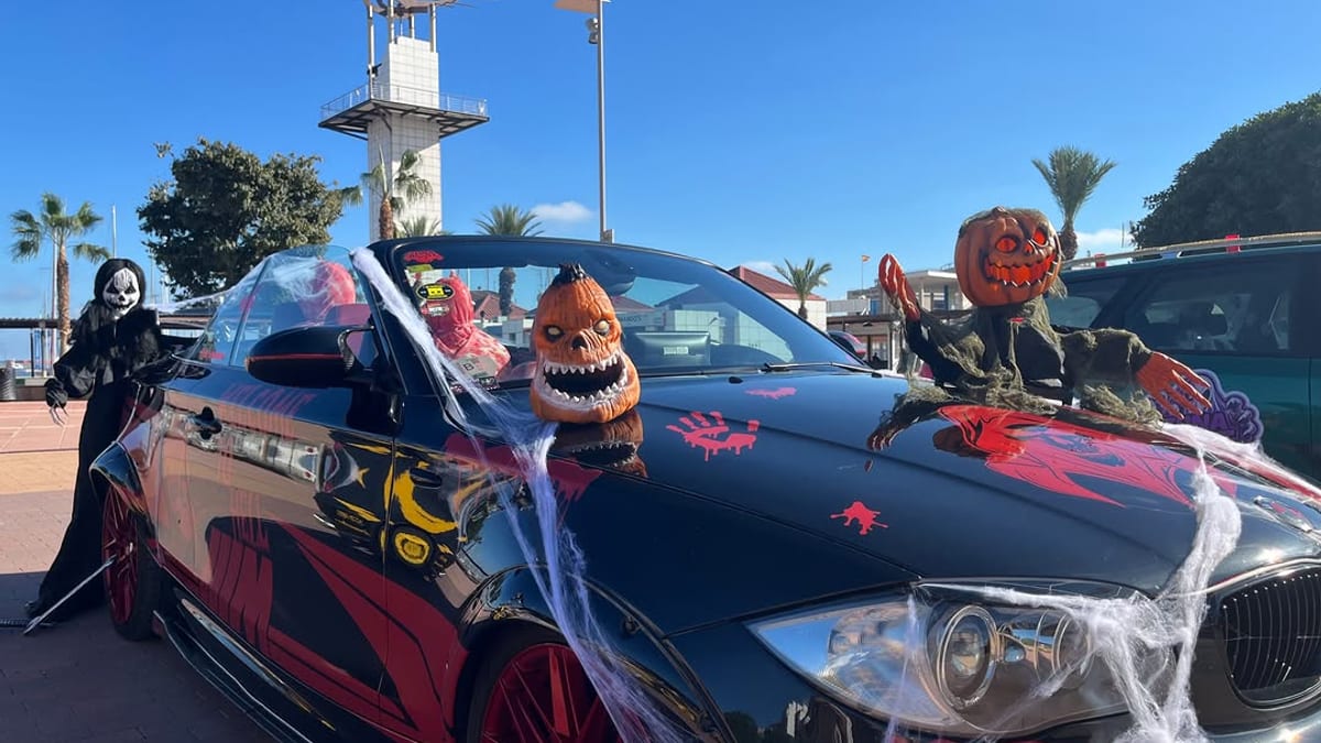 Cartel de la concentración Halloween del mundo del motor en el Grao de Castellón con vehículos decorados