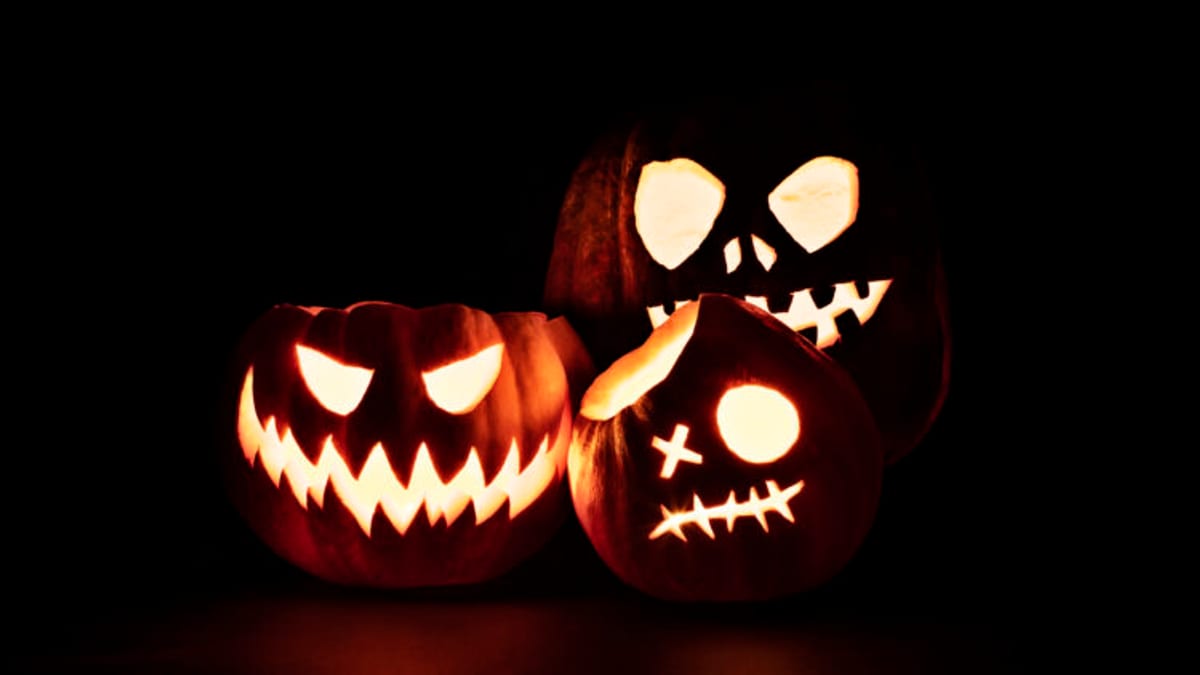 Calabazas decorativas de Halloween con luz naranja