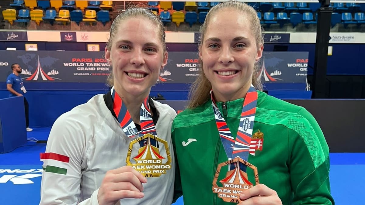 Deportistas del club Hankuk Internacional con sus medallas en el Grand Prix de París de taekwondo