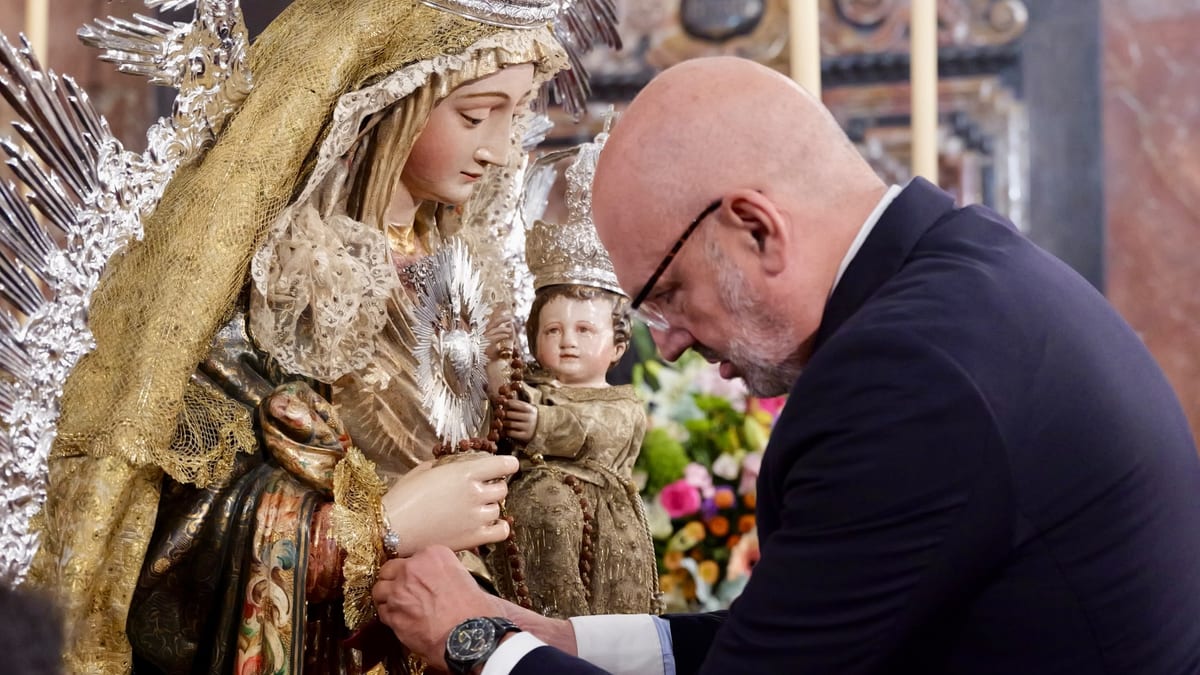 Entrega de la Medalla de la Ciudad de Sevilla a la Hermandad del Amparo durante el besamanos