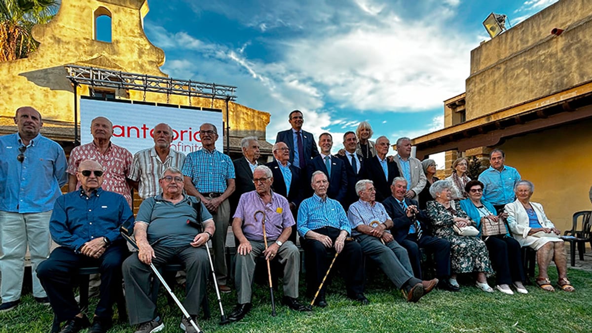 Acto de homenaje a emigrantes cántabros en Cádiz con representación del Gobierno de Cantabria