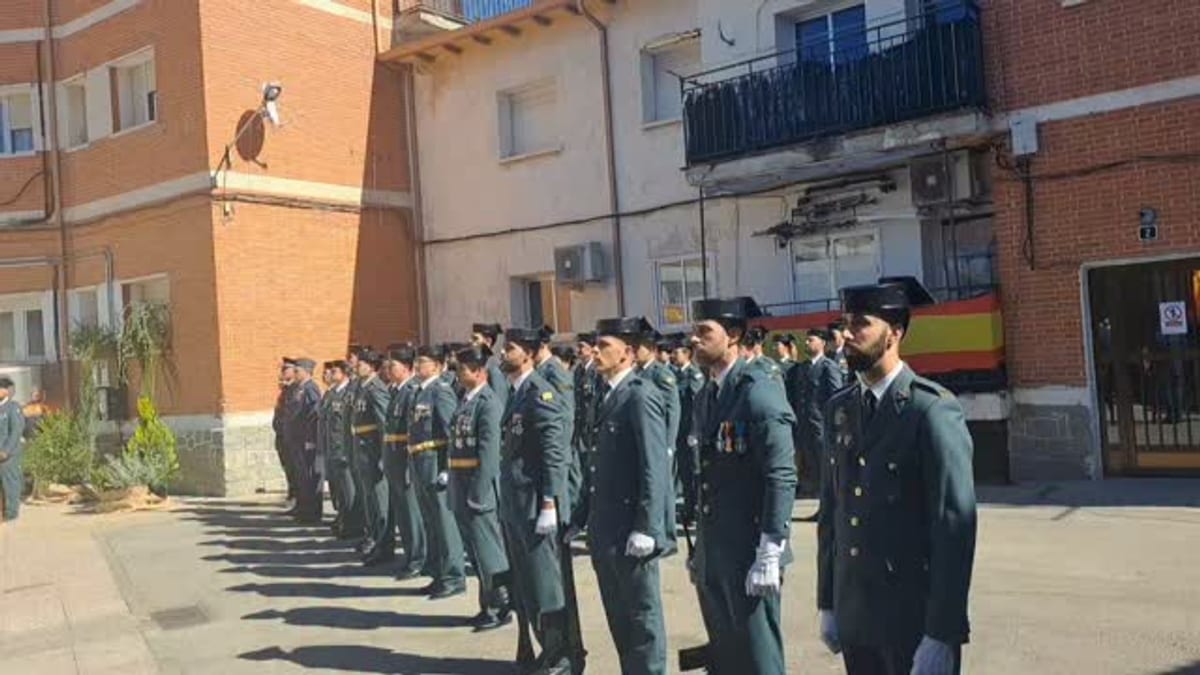 Momento de la interpretación del himno de la Guardia Civil durante la celebración de su Patrona en el cuartel de Villaviciosa de Odón