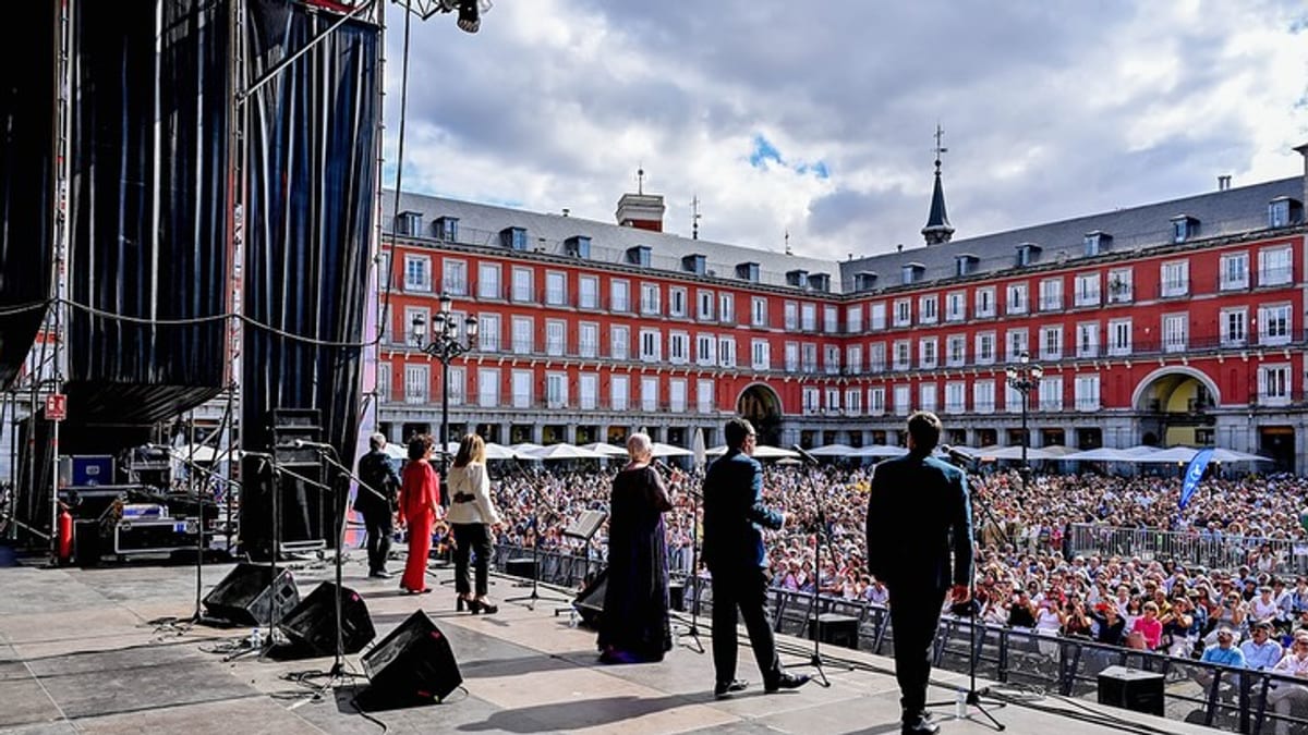 Cartel promocional de Hispanidad2026 con los escenarios principales en Madrid: Plaza de España, Plaza Mayor y Madrid Río, donde se celebrarán conciertos gratuitos