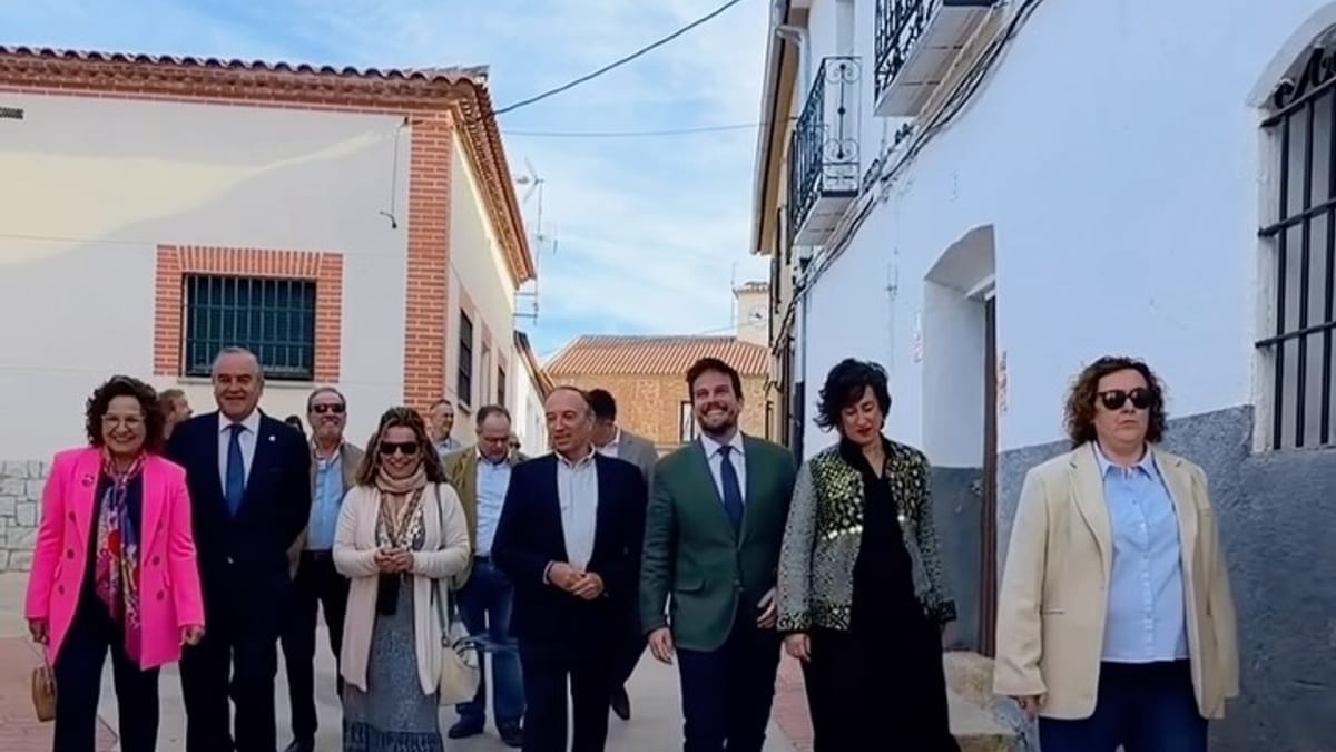 Acto de entrega del hito kilométrico del Camino Real de Guadalupe en Villar del Pedroso