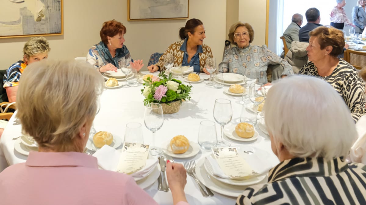 Acto de homenaje a socios de la Asociación de Mayores Eulalio Ferrer con representantes del Gobierno de Cantabria