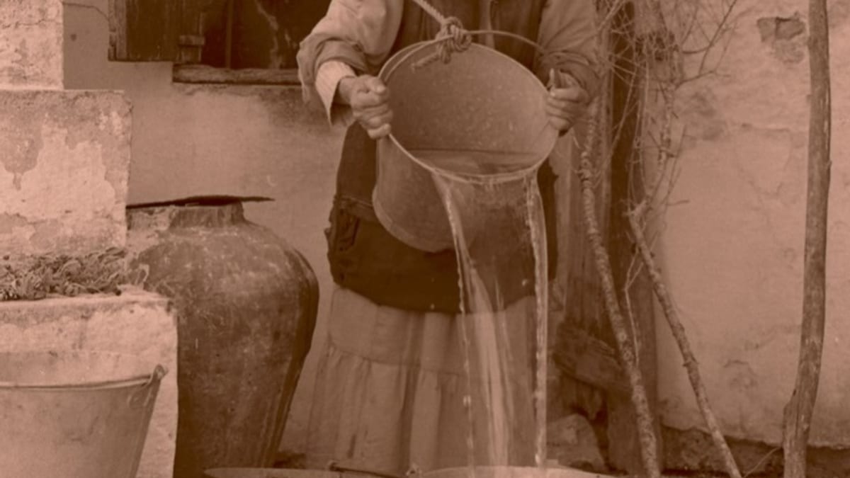 Fotografía de un homenaje a las mujeres rurales de Ibiza con elementos de la agricultura y gastronomía tradicional de la isla