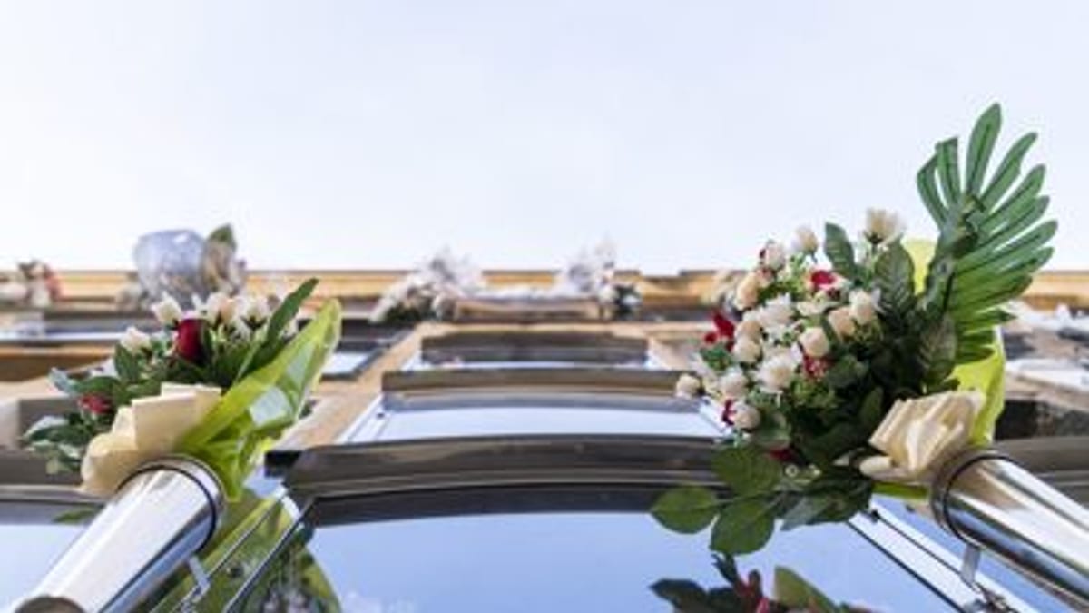 Detalle de los nichos del Cementerio de Sant Andreu adornados con flores