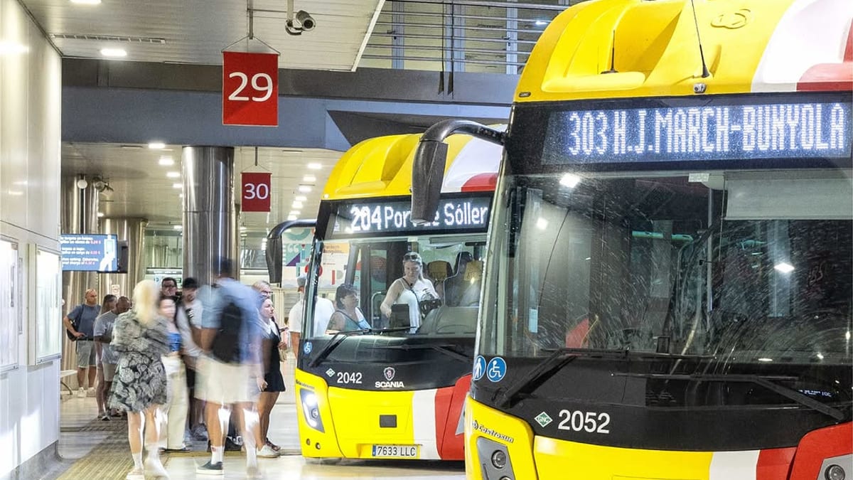 Cartel informativo de la Conselleria de Mobilitat de Baleares sobre los nuevos horarios de invierno con mejoras en líneas de transporte público